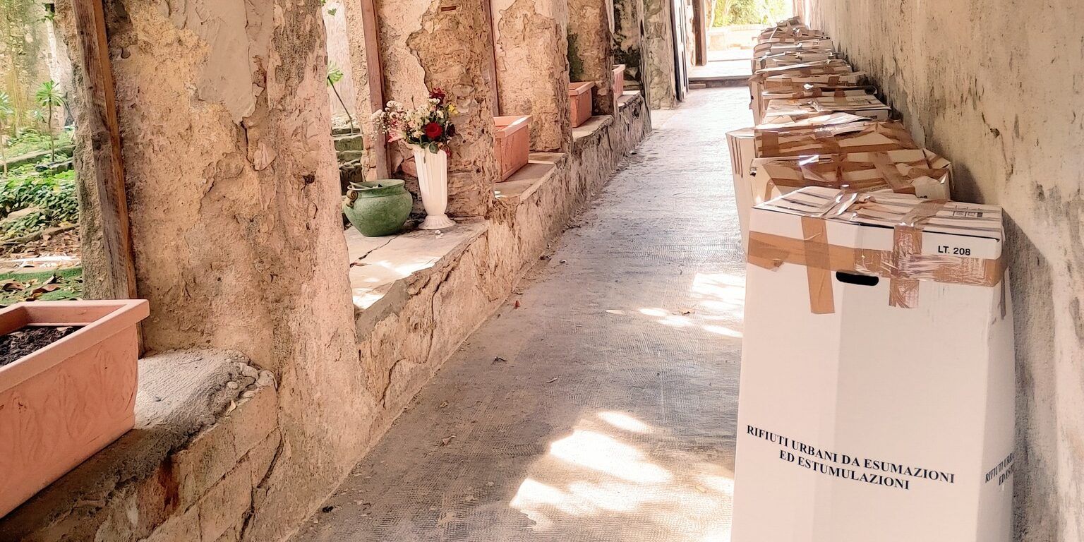 La vergogna al cimitero di Paola, tra rifiuti abbandonati e degrado  – FOTO