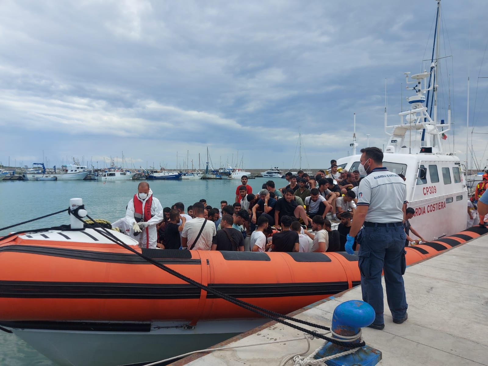 Roccella, ennesimo sbarco di migranti: approdano in 123 (tra cui 16 minori non accompagnati)