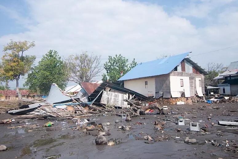 Terremoto in Indonesia: almeno 53 morti e dispersi