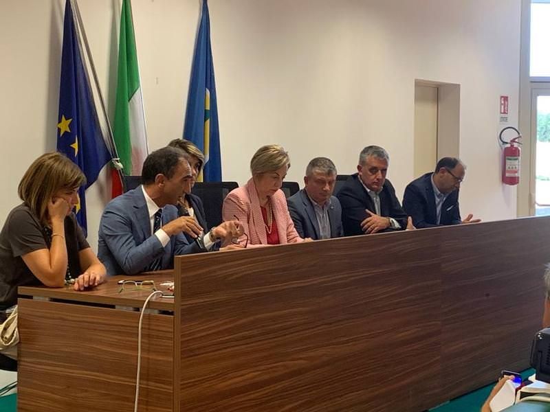 Rifiuti, Rizzo ai presidenti degli Ato: «Necessario pagare il servizio»