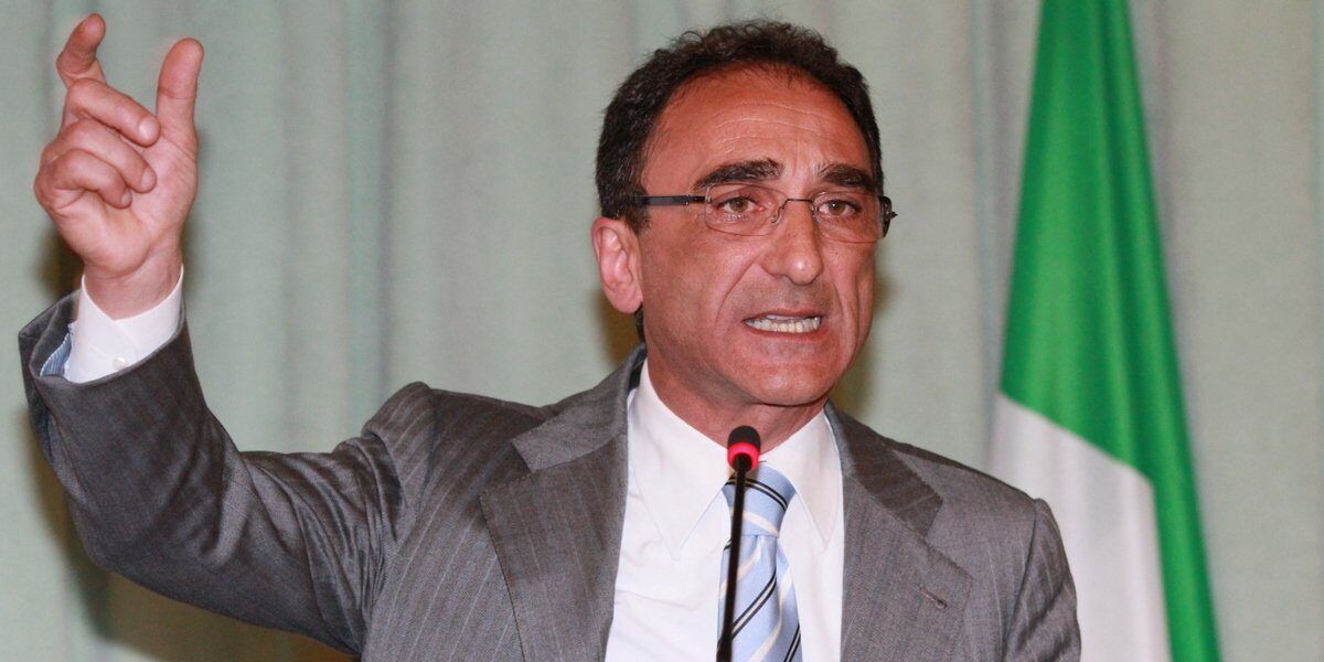 Emergenza Covid, Abramo richiude le scuole: «Prioritaria la salute»