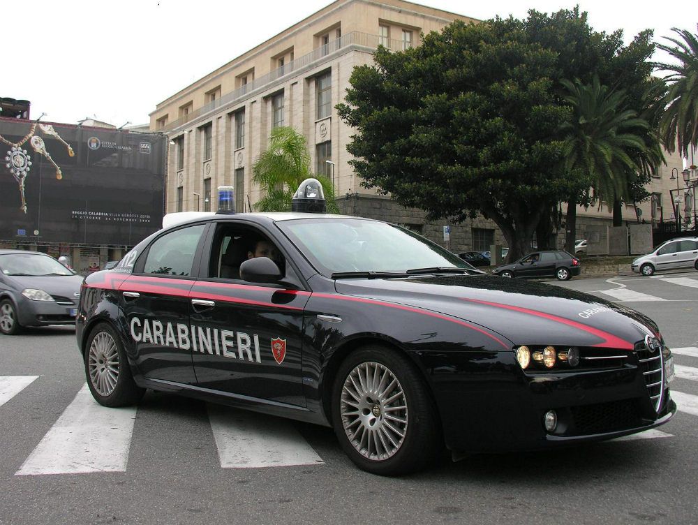 Sfuggono ai carabinieri dopo aver incendiato un furgone, arrestati