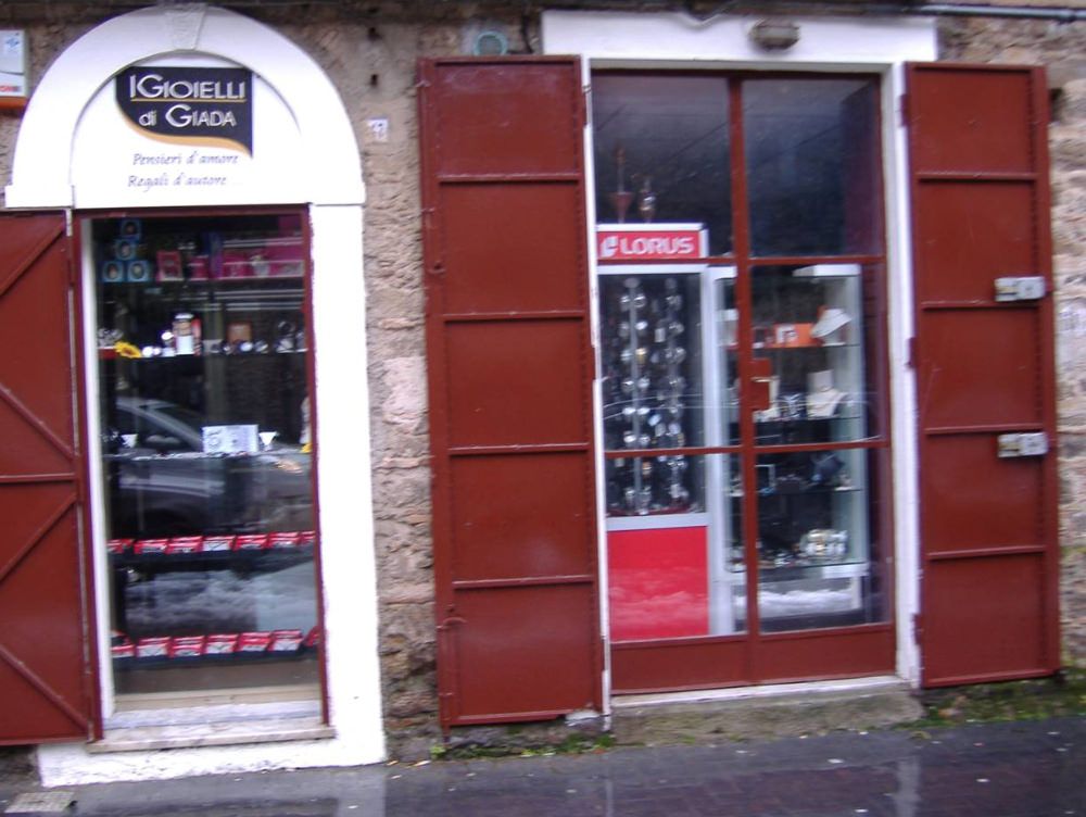 Sequestrate sei auto e gioielleria a coniugi bancarottieri