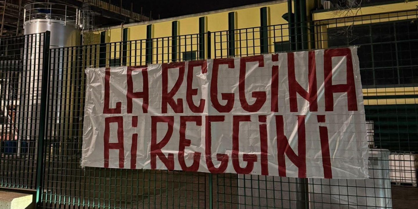 Reggina, il momento più buio dell’era Ballarino: nella notte in città striscioni contro il club