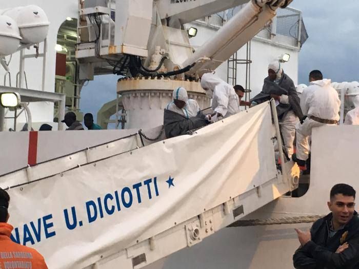 Vibo, sbarcati 612 profughi