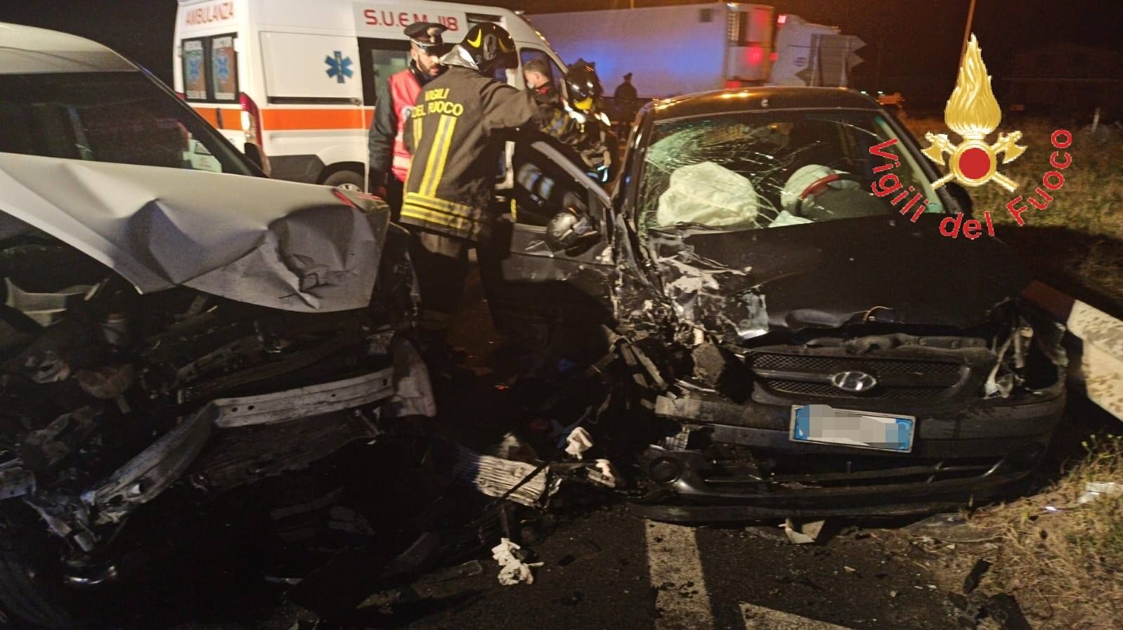Scontro tra due auto a Sellia, tre feriti
