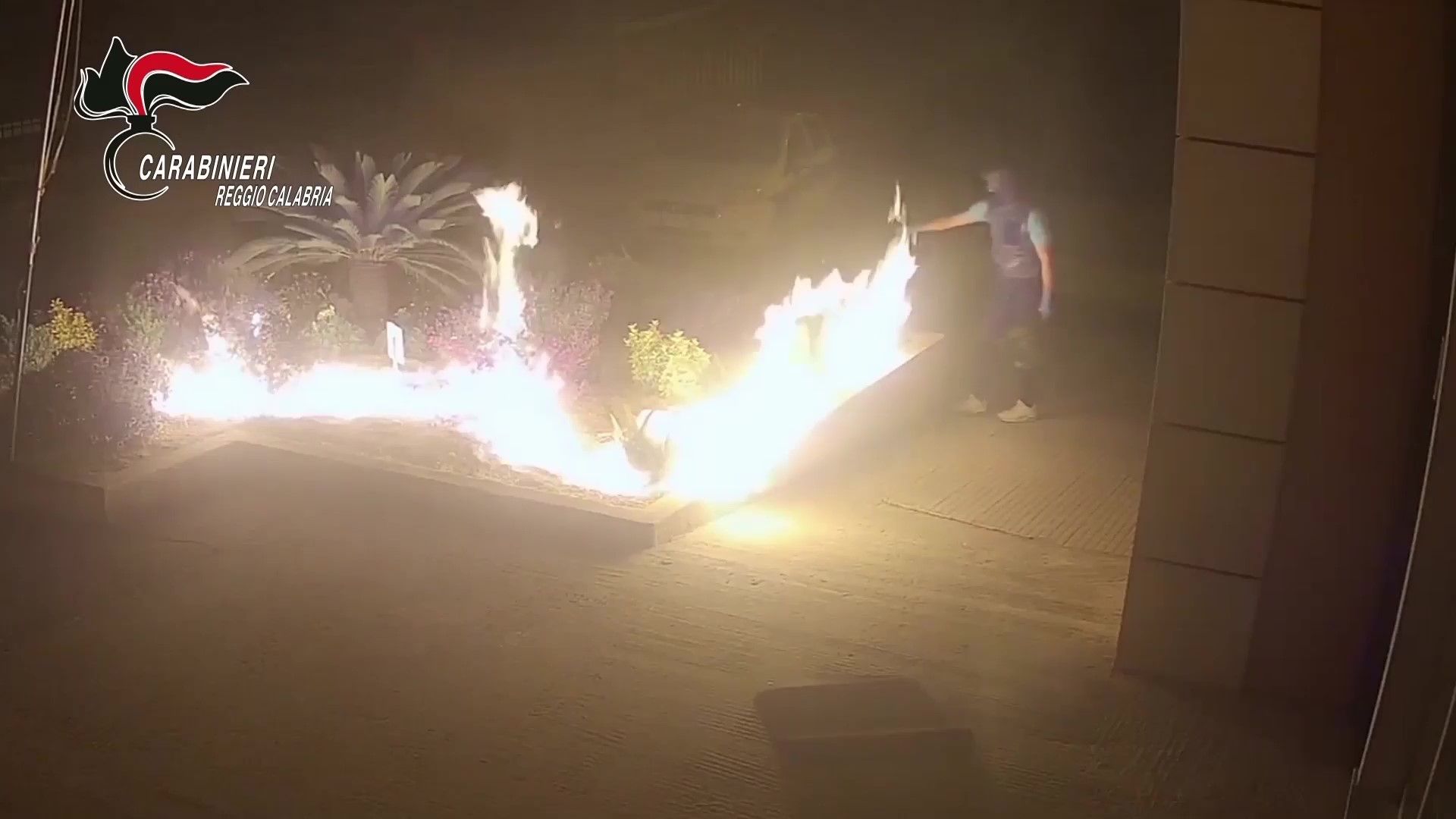 Diede fuoco a un’auto della polizia locale nel Reggino: arrestato 31enne – VIDEO