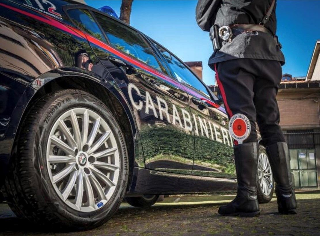 Crotone, vede i carabinieri, butta la droga e scappa. Arrestato un 39enne