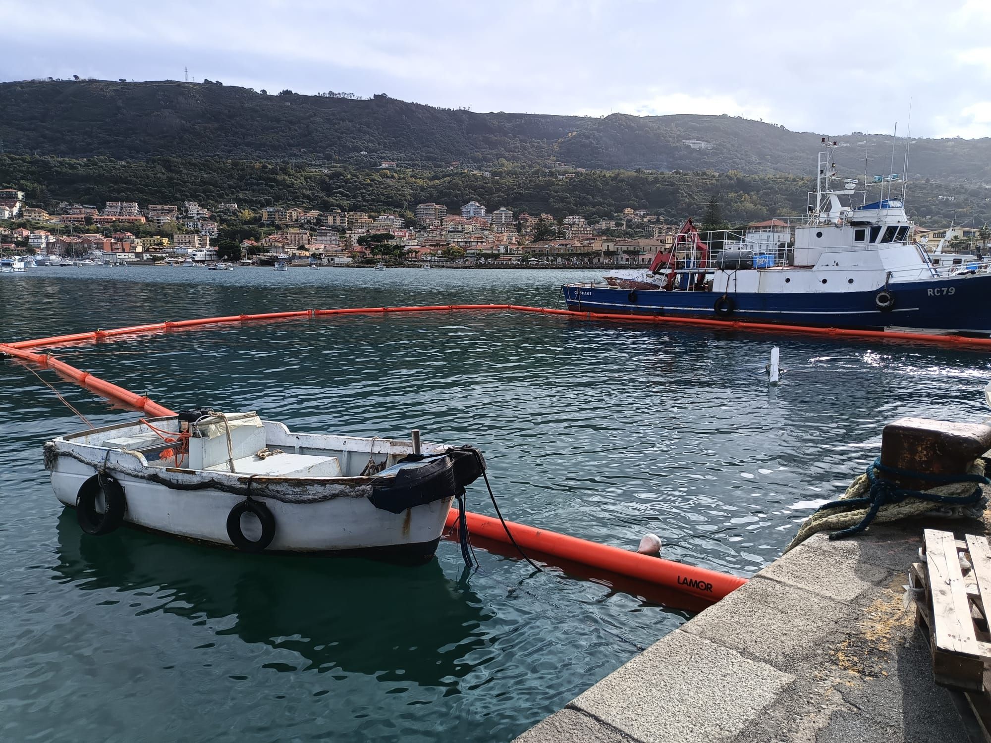 Vibo, un peschereccio affonda nel porto – FOTO