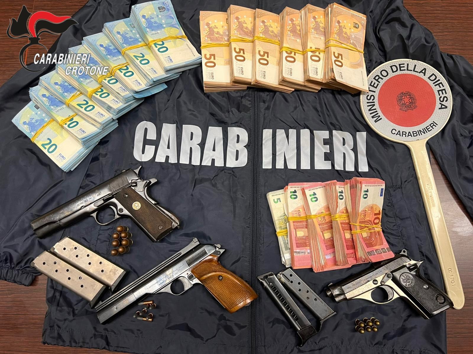 In auto con armi, munizioni e contanti per quasi 50mila euro: due arresti a Crotone