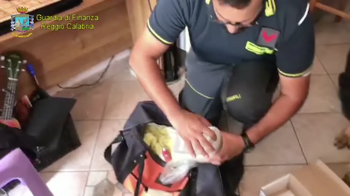 Breaking bad a Reggio, scoperto laboratorio di funghi allucinogeni e Lsd: due arresti – VIDEO