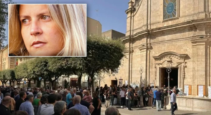 Folla e commozione per i funerali di Angela Buccico, l’avvocata morta in un incidente aereo a Fuscaldo