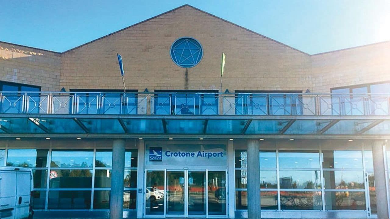 Aeroporto di Crotone, il Comitato Cittadino: «Continua la pessima gestione di Sacal»