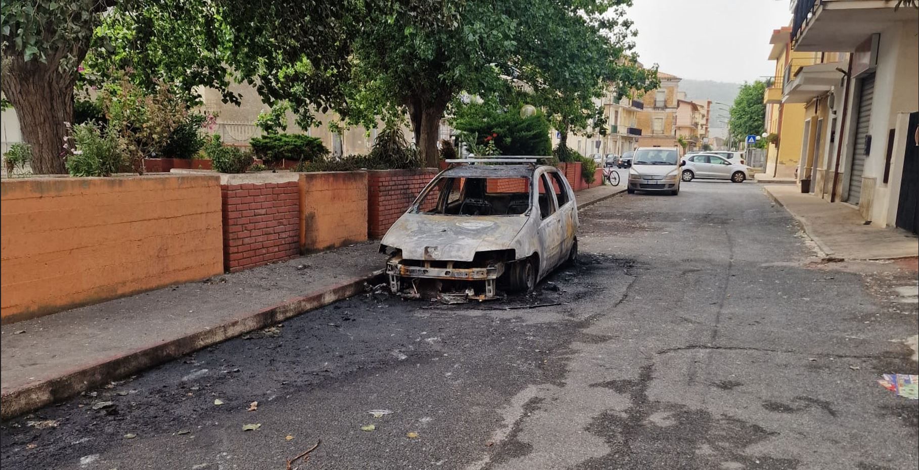 Sale la paura ad Amantea, bruciati due mezzi di un esponente della giunta comunale