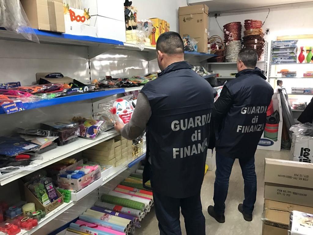 Carnevale, maxi sequestro di prodotti pericolosi a Cosenza – IL VIDEO