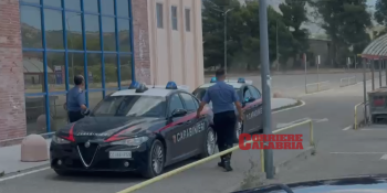 Castrovillari, rapina al Centro Commerciale Le Vigne: banda in fuga dopo l’assalto alla gioielleria – VIDEO