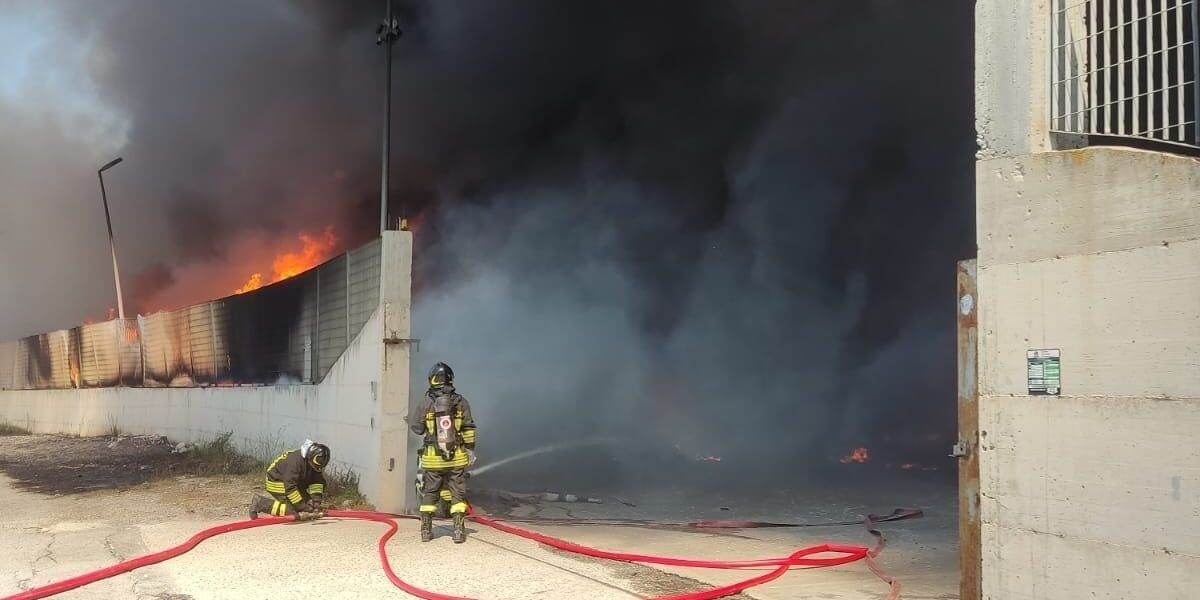 Vasto incendio in una discarica del Crotonese. Sul posto 4 squadre dei vigili del fuoco