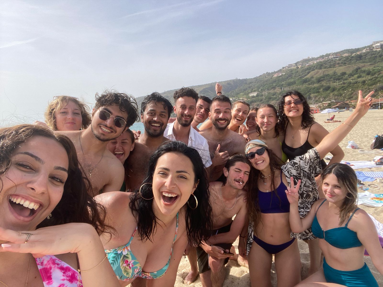 Gli studenti dell’Erasmus ripuliscono la spiaggia di Nicotera Marina – FOTO