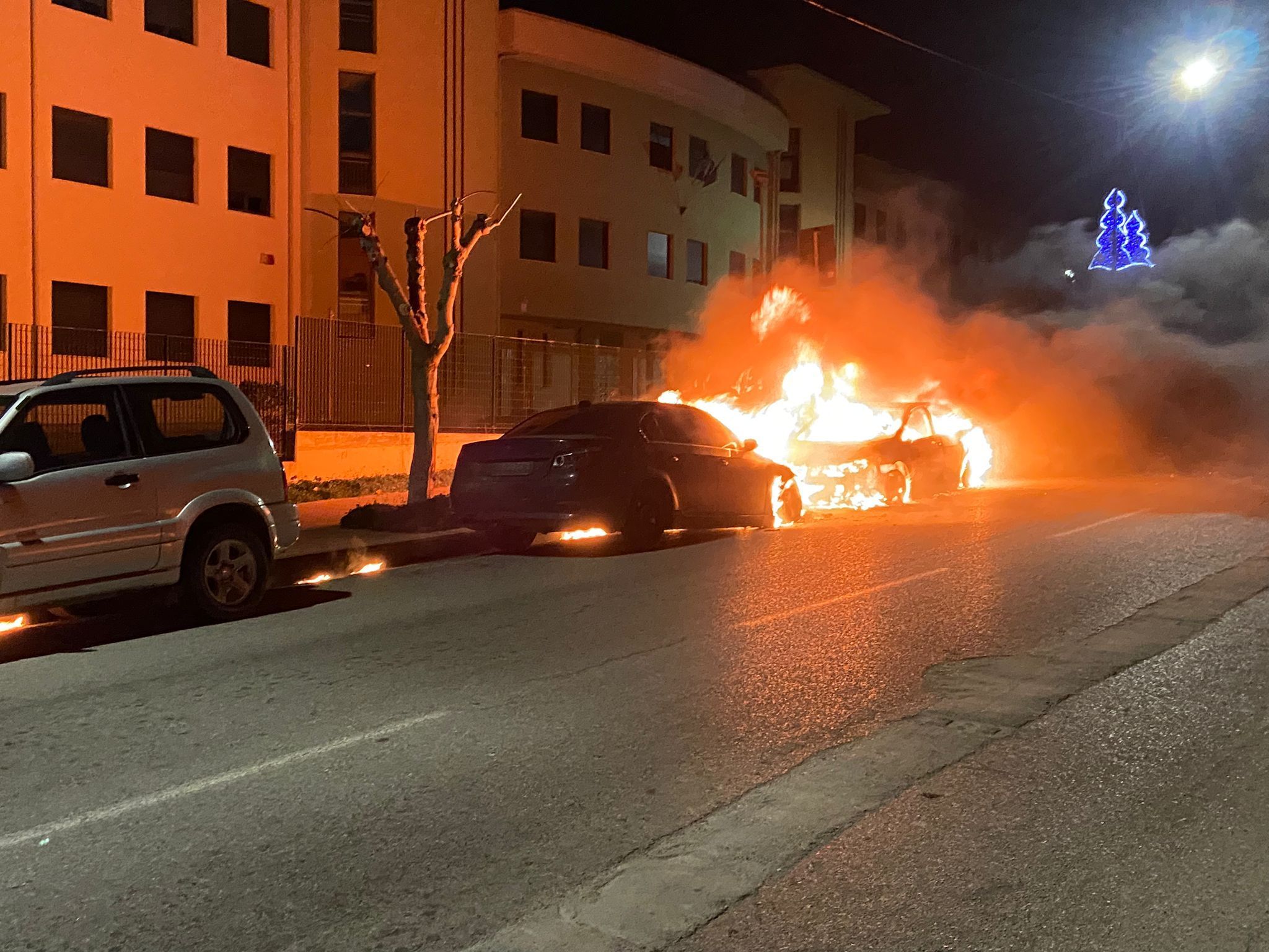 Fiamme nella notte a Trebisacce, distrutte quattro auto