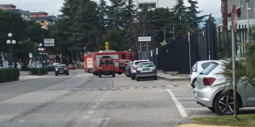 si dà fuoco caserma carabinieri rende