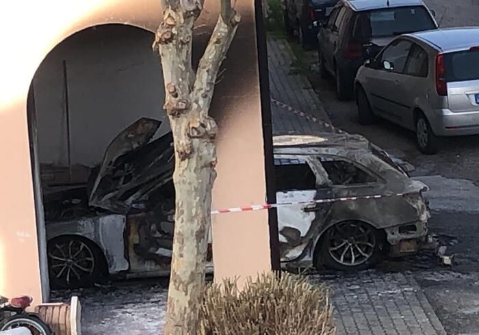 Incendio distrugge auto a Cassano allo Jonio, gli investigatori seguono la pista dolosa