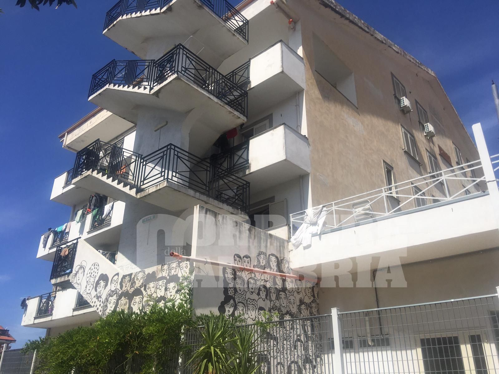 La denuncia dal Cas di Amantea: «Nessuna cura né isolamento». E i migranti nelle case saranno trasferiti – FOTO