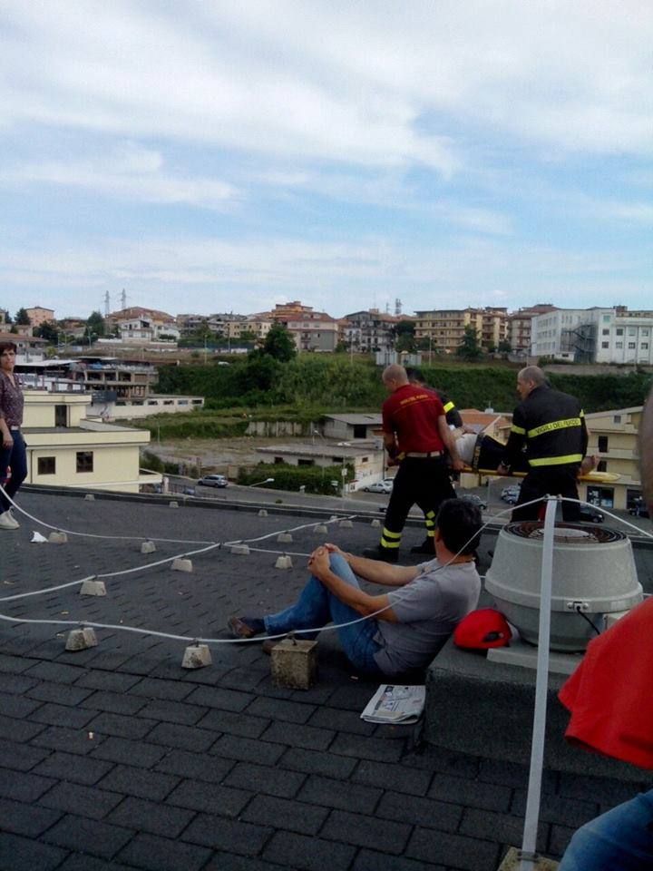 Vibo, dipendente della Provincia tenta di lanciarsi dal tetto