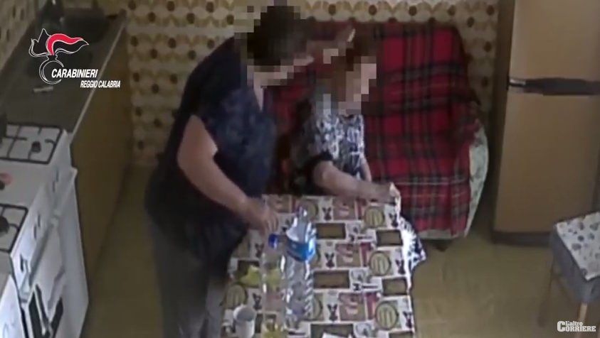 Maltrattava anziana a Reggio, arrestata 60enne – VIDEO