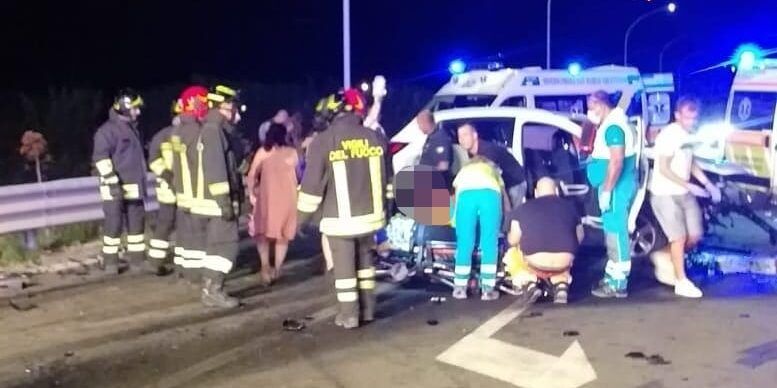 Due incidenti stradali in poche ore sulla Statale 106 nel Cosentino: cinque feriti (alcuni sono gravi)