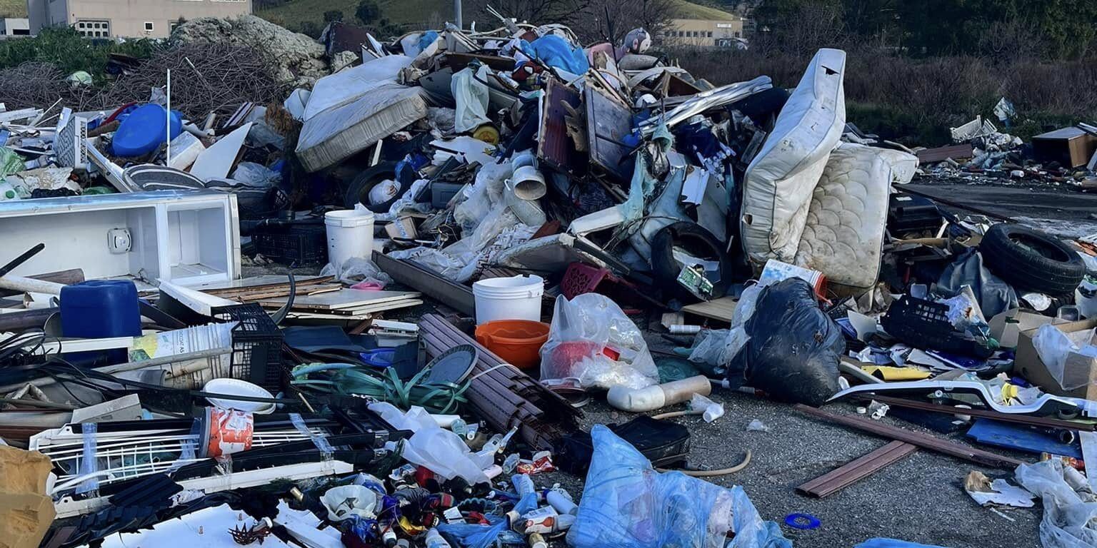 Catanzaro, discarica a cielo aperto sulla Strada provinciale di Viale Europa. La denuncia di Veraldi – FOTO