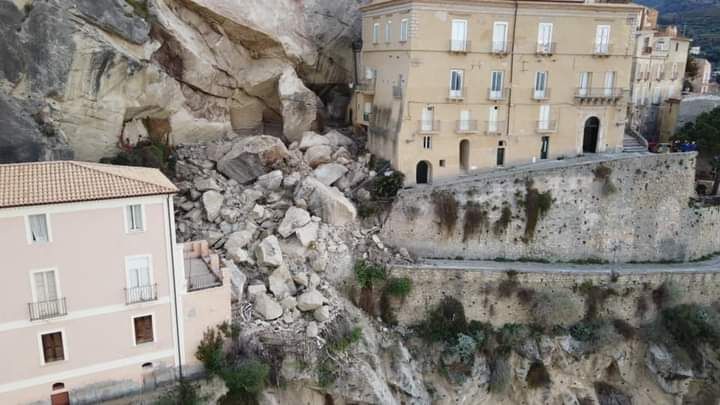 Si stacca un costone in pieno centro. Sfiorata tragedia ad Amantea – FOTO E VIDEO
