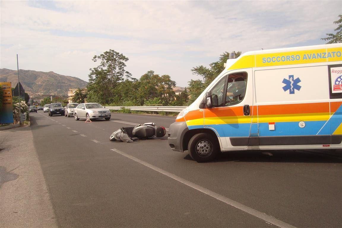Incidente sulla 106, due feriti e traffico interrotto