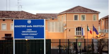 Cosenza, droga e cellulari in carcere: disposto l’obbligo di dimora per l’agente Massimiliano Follo