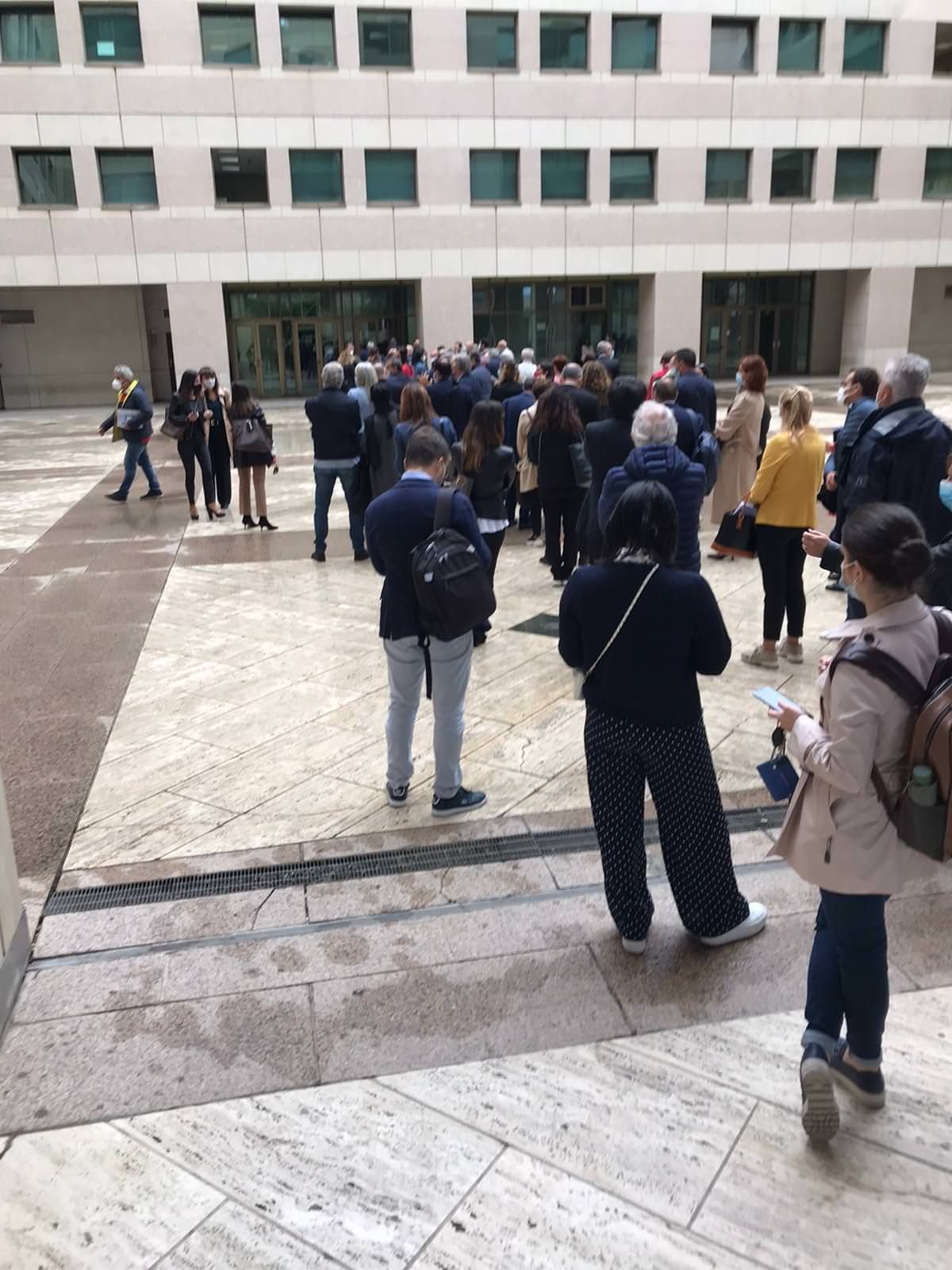 Guardia giurata positiva al Covid, lunghe file al Tribunale di Reggio