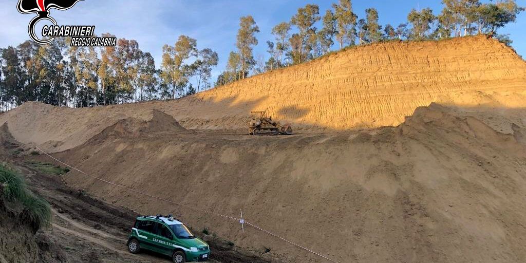 Spianano abusivamente una vasta collina, due denunce nella Locride