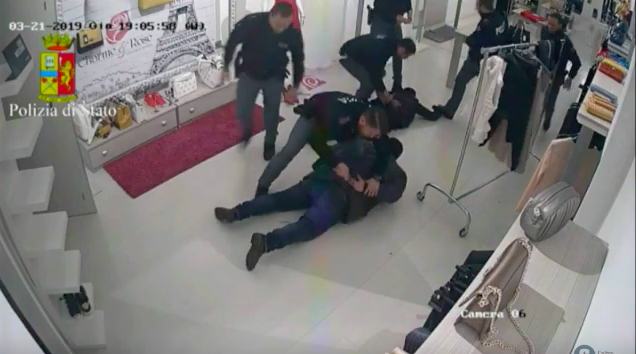 Donna sequestrata nel suo negozio a Gioia Tauro, in manette 41enne – VIDEO