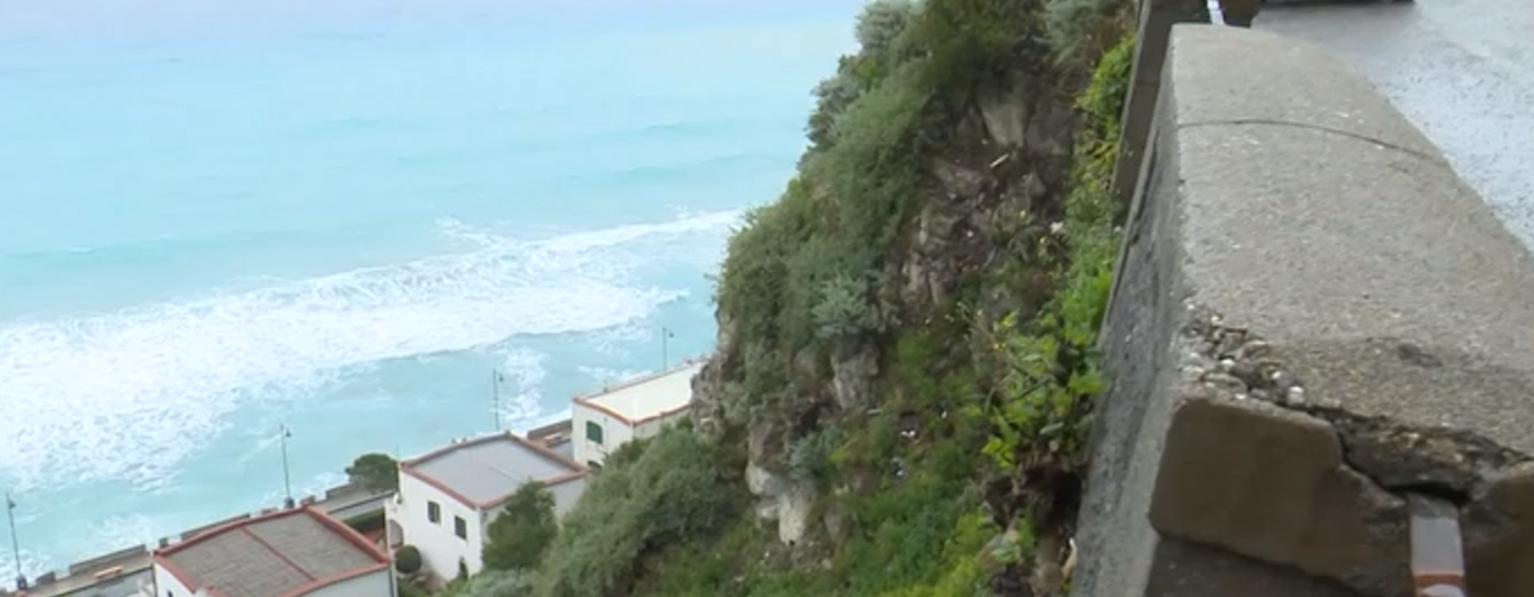 A rischio crollo un costone roccioso a San Lucido. Il sindaco a Occhiuto: «Non c’è tempo da perdere»