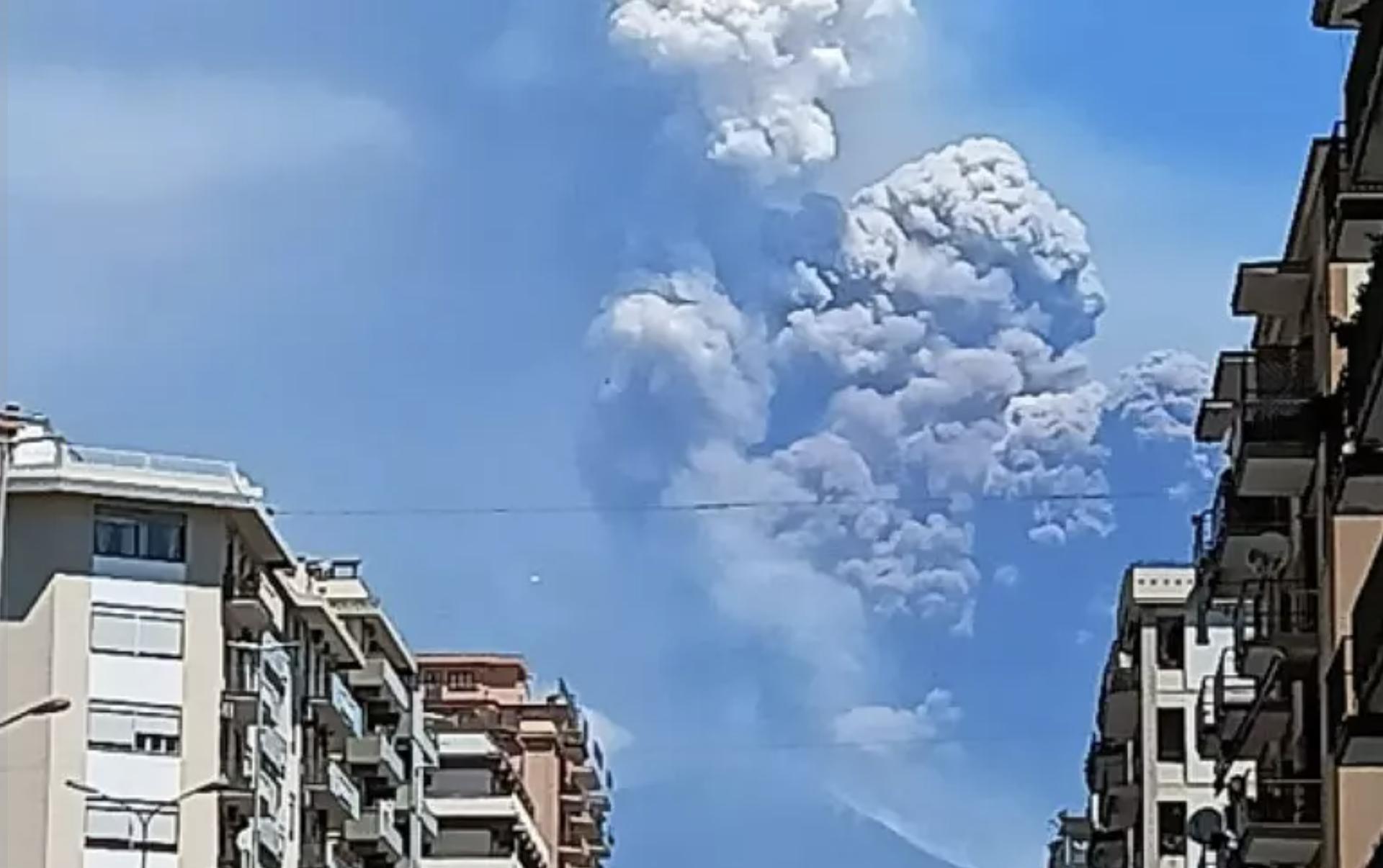 Crolla una parte del cratere dell’Etna, nube eruttiva alta chilometri