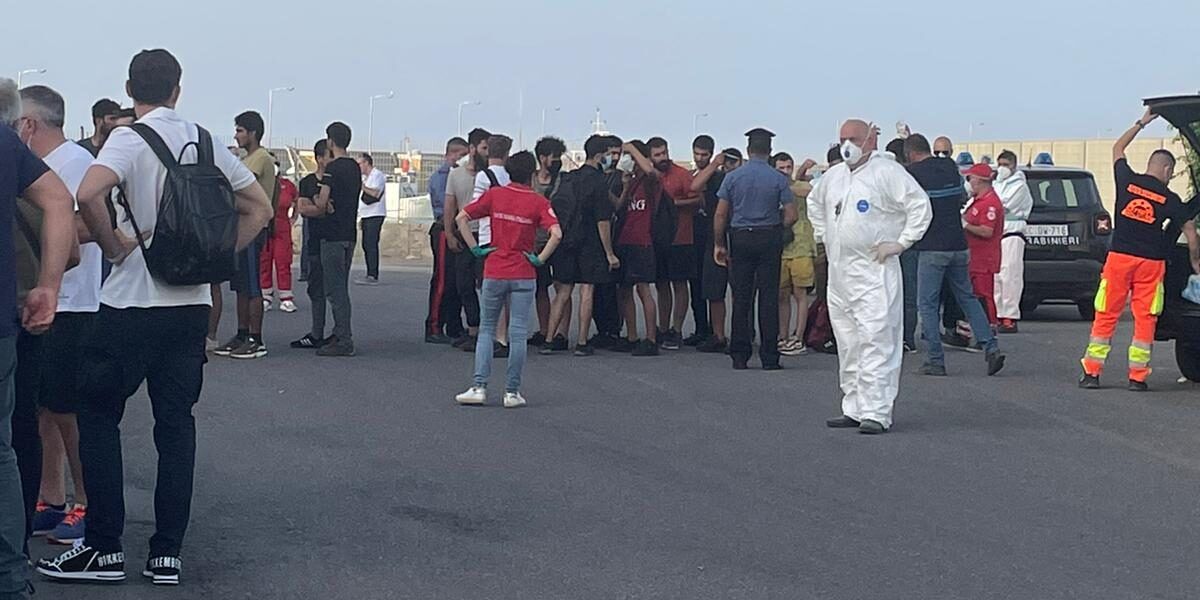 Migranti, barca a vela intercettata dalla Guardia costiera nel Basso jonio cosentino: sbarcano in 76 – FOTO