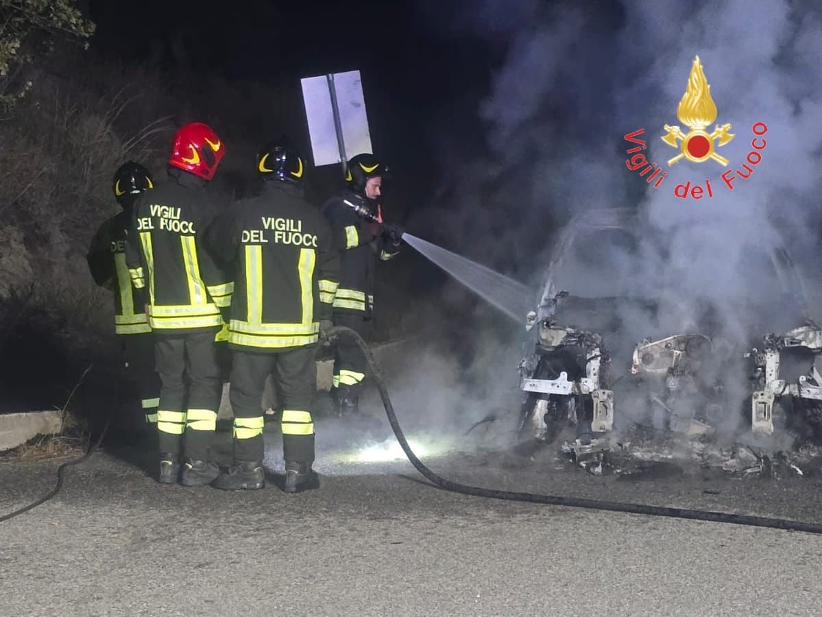 Crotone, auto in fiamme: salve le tre persone a bordo – FOTO