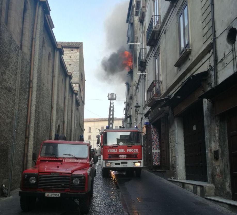 Incendio nel centro storico di Cosenza, aperta un'inchiesta