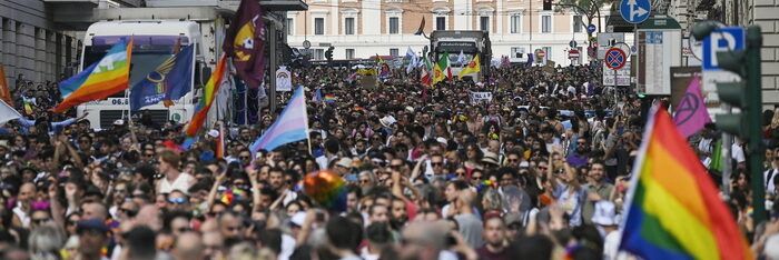 In migliaia a Roma per il Pride delle polemiche