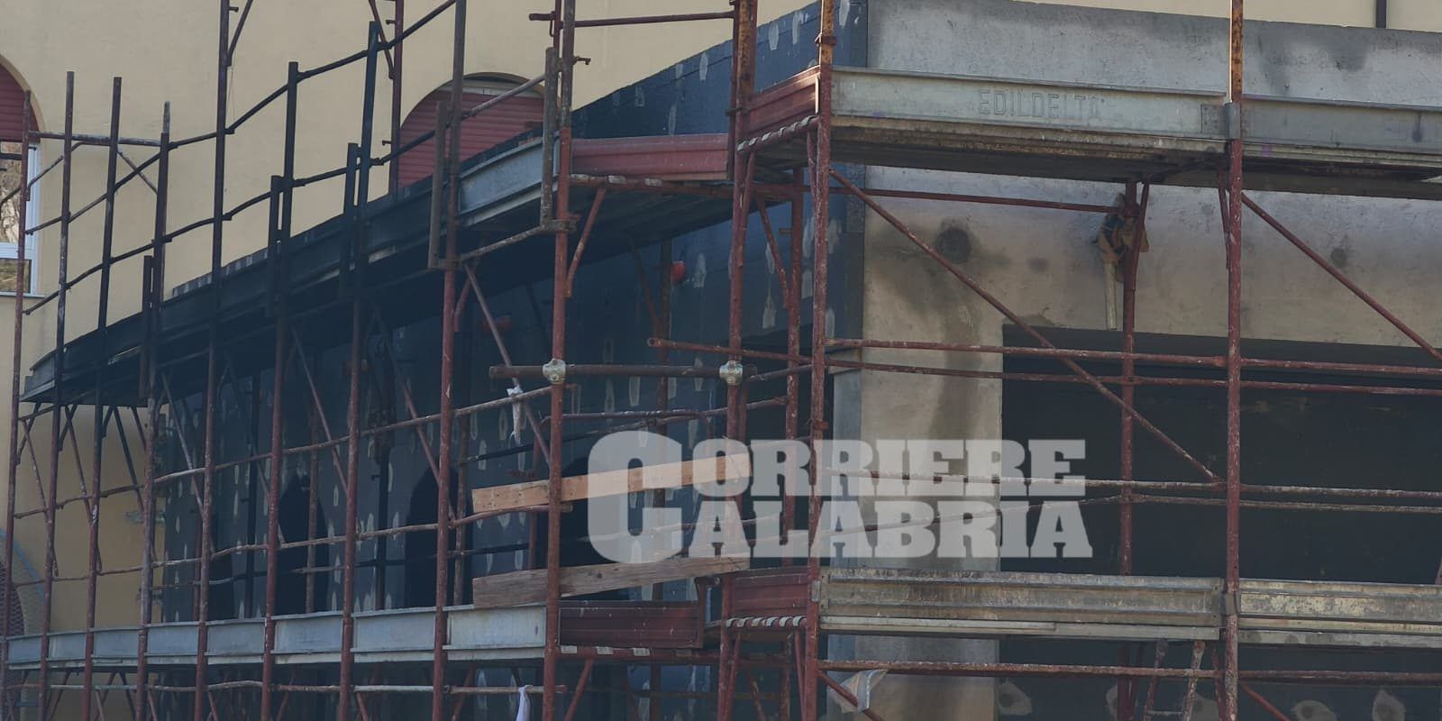 Fiamme nel cantiere di una scuola a Vibo, avviate le indagini – FOTO