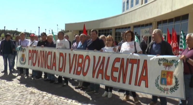 Provincia Vibo, la protesta dei dipendenti si sposta alla Cittadella