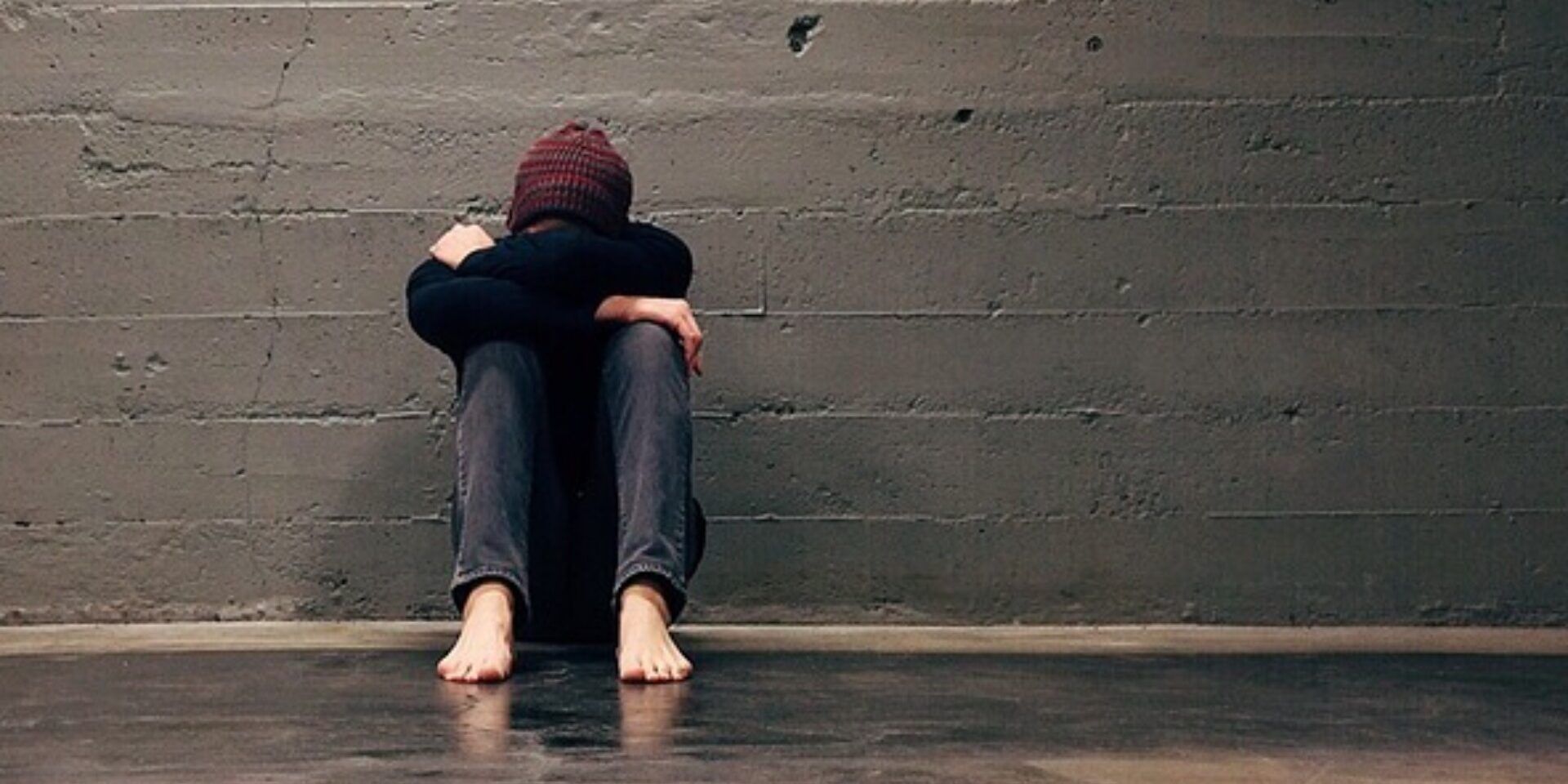 Omofobia, 15enne aggredito a Crotone a calci e pugni