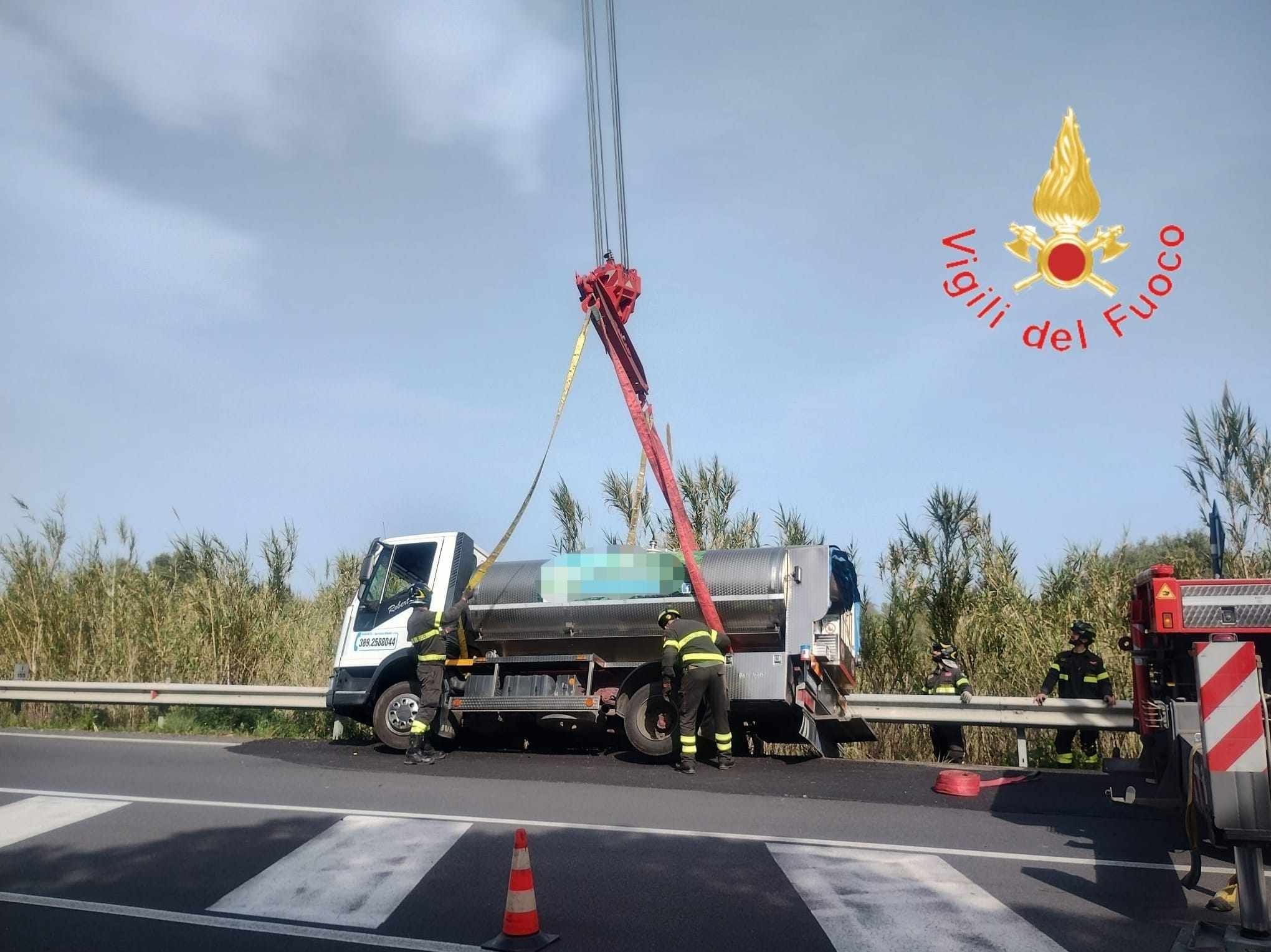 Autocarro in bilico sulla scarpata dopo l’impatto contro il guardrail, l’intervento dei vigili del fuoco sulla SS106