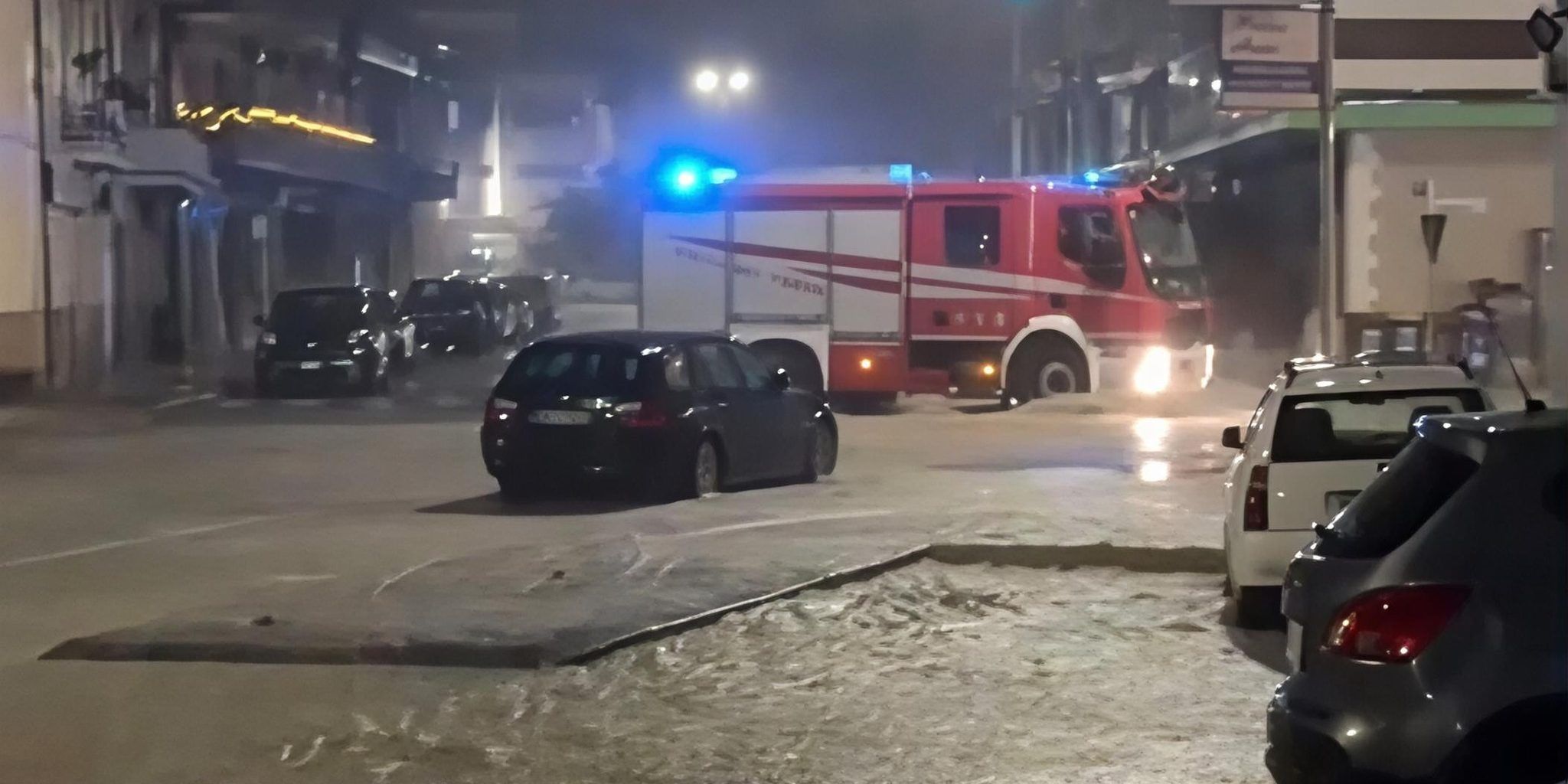 Il maltempo travolge Crotone nella notte. Allagamenti e disagi in città – FOTO