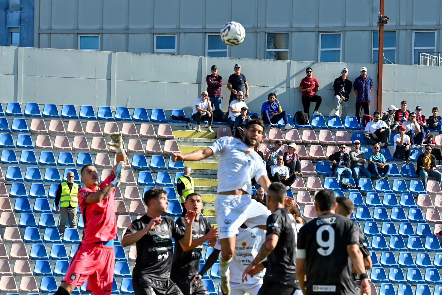 Crotone, ko inatteso: il Monopoli sbanca lo Scida con cinismo