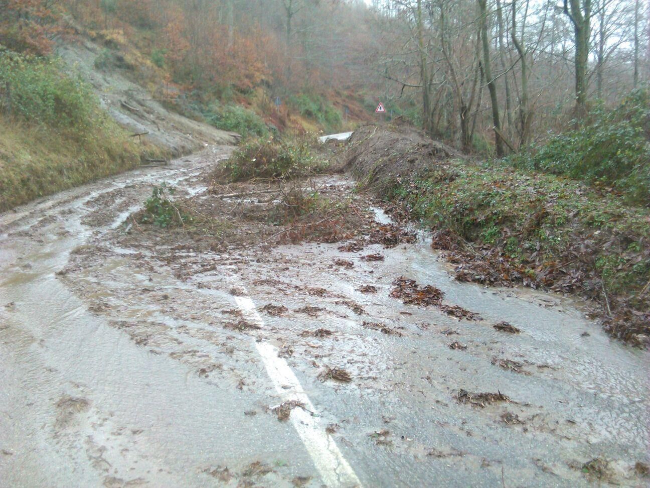 Una frana blocca la provinciale Mendicino-Fiumefreddo