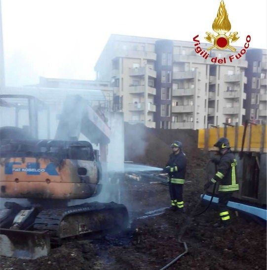 Vibo, escavatore incendiato nel cantiere del nuovo teatro